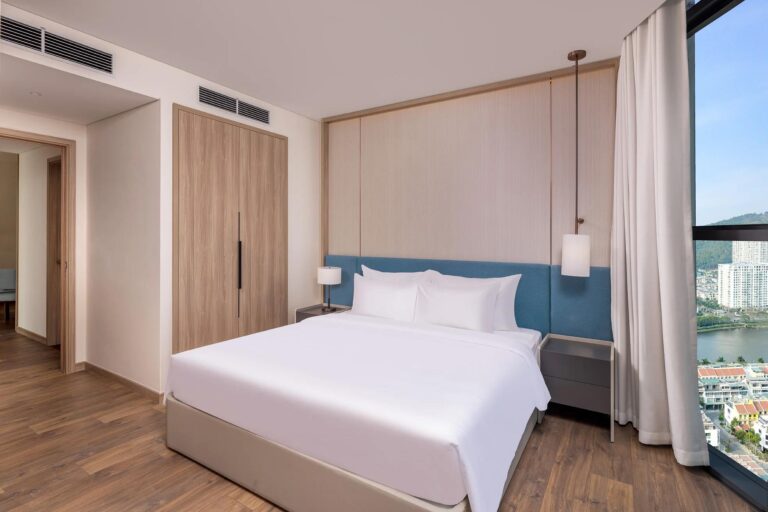 Ha Long infinity pool hotel