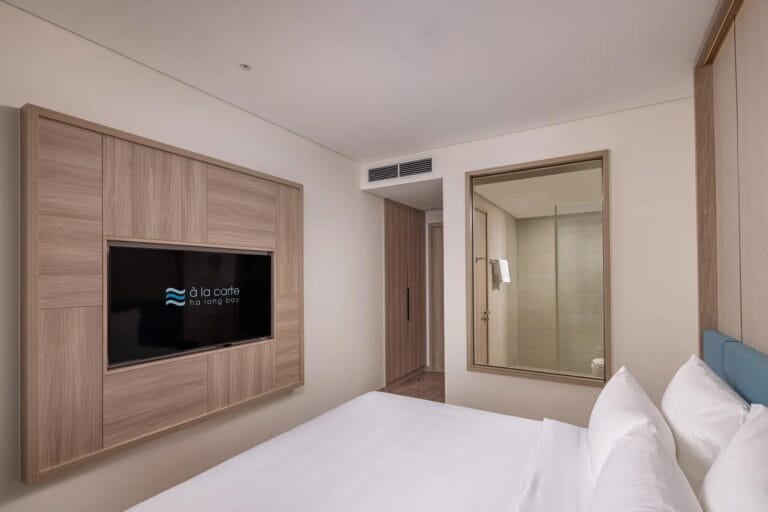 Ha Long infinity pool hotel