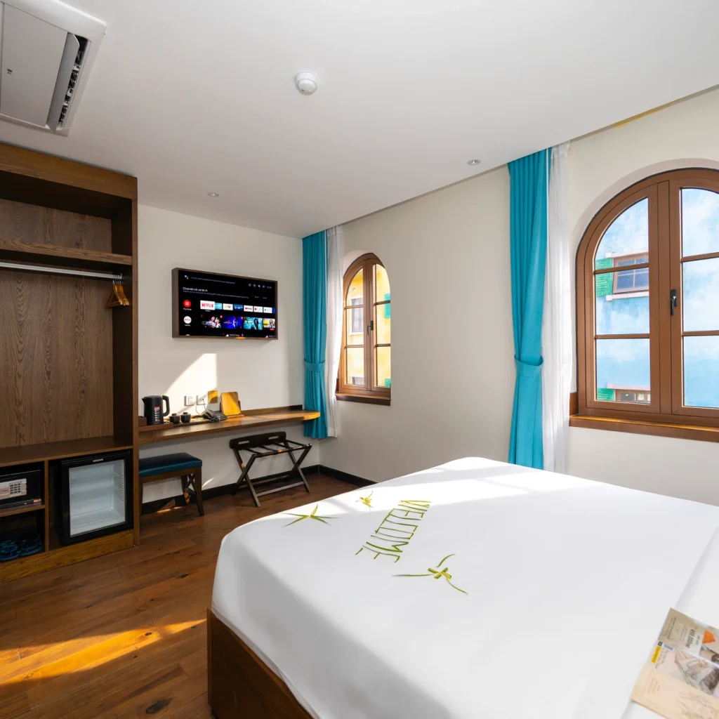 Luxury stay near Kiss Bridge