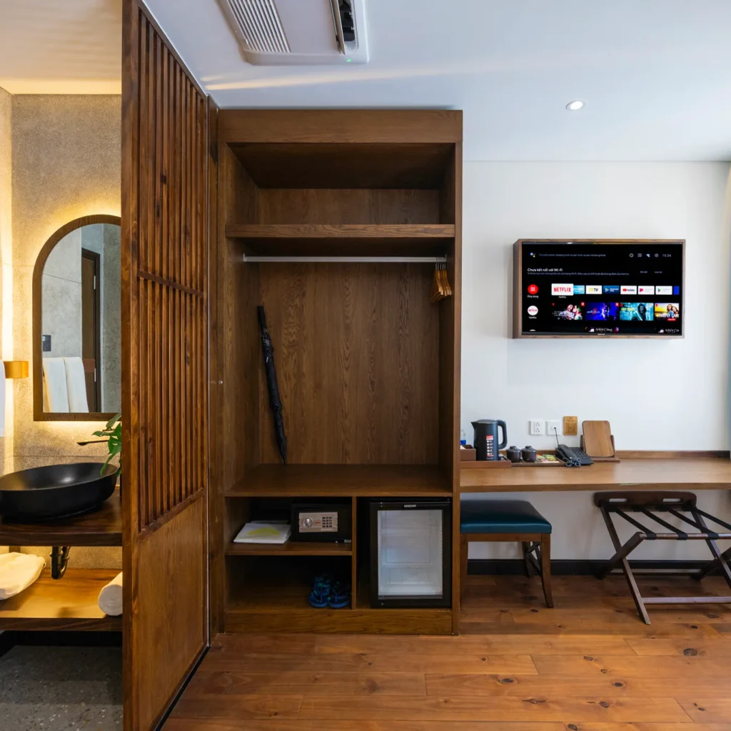 Luxury stay near Kiss Bridge