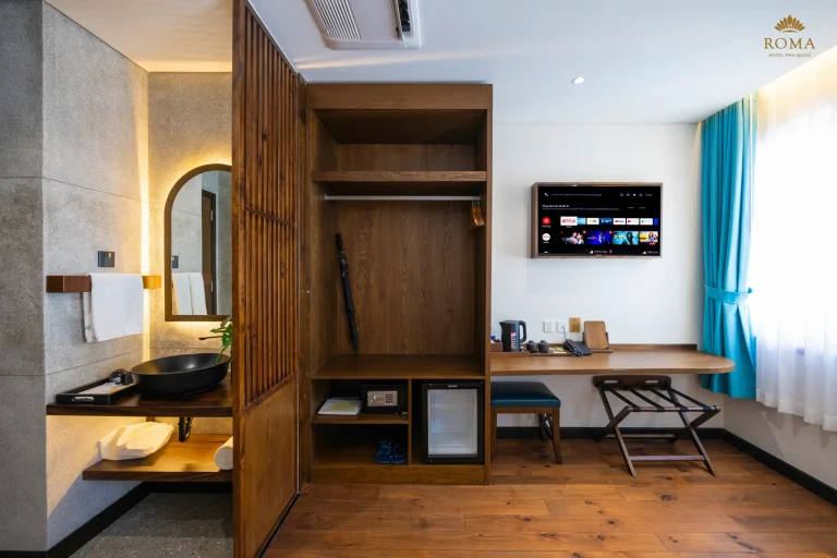 Luxury stay near Kiss Bridge