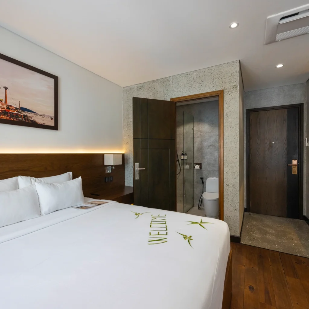 Luxury stay near Kiss Bridge