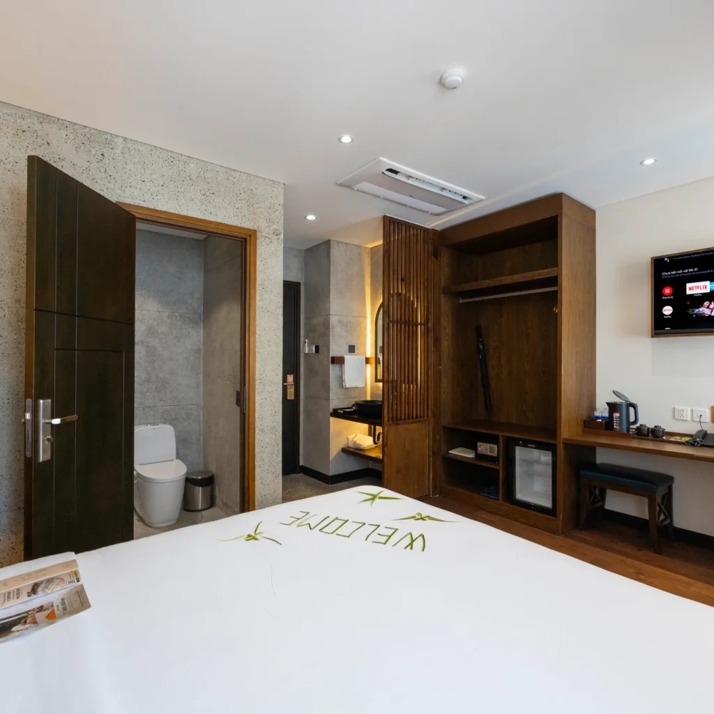 Luxury stay near Kiss Bridge
