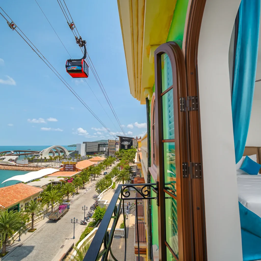 Luxury stay near Kiss Bridge