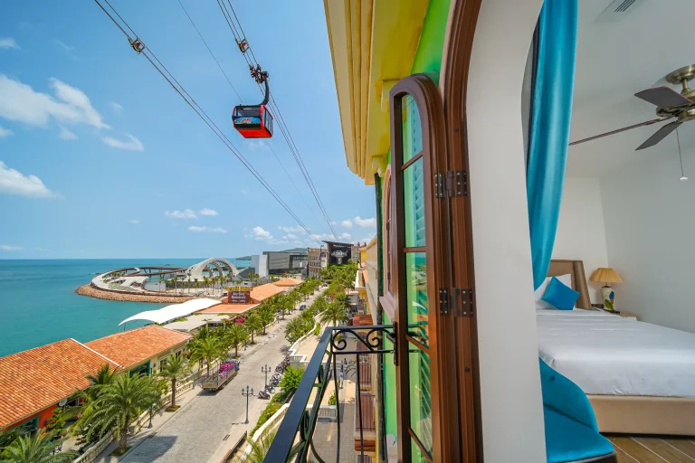 Luxury stay near Kiss Bridge